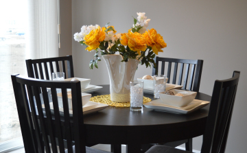 Hogyan válasszuk ki a megfelelő étkezőasztalt és étkezőszékeket?