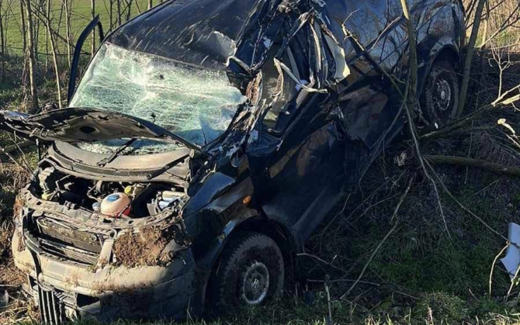 Rendőrök elől menekülő, migránsokat szállító kisbusz borult árokba Iszkáznál