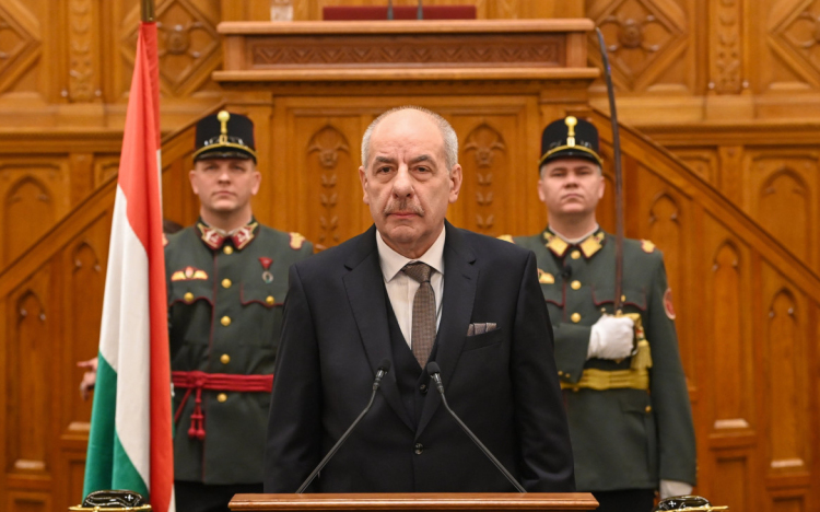 Az új köztársasági elnök is egy kicsit pápai!