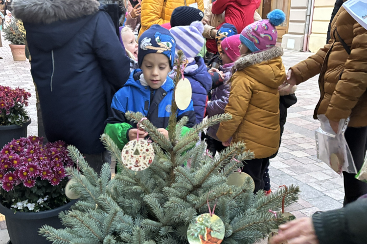Óvodások karácsonyfa díszítése a belvárosban