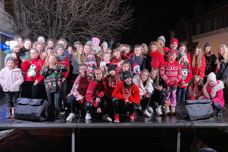 Tiktok tánc, ének, zene, forgatag - Ilyen volt az utolsó péntek az idei adventi időszakban