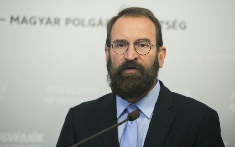 Illegális partin vett részt Szájer József, ez áll a lemondása hátterében