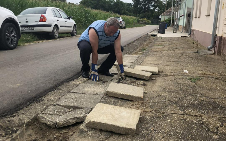 Saját kezűleg javította ki egy néni kapubejáróját dr. Kovács Zoltán Egeralján