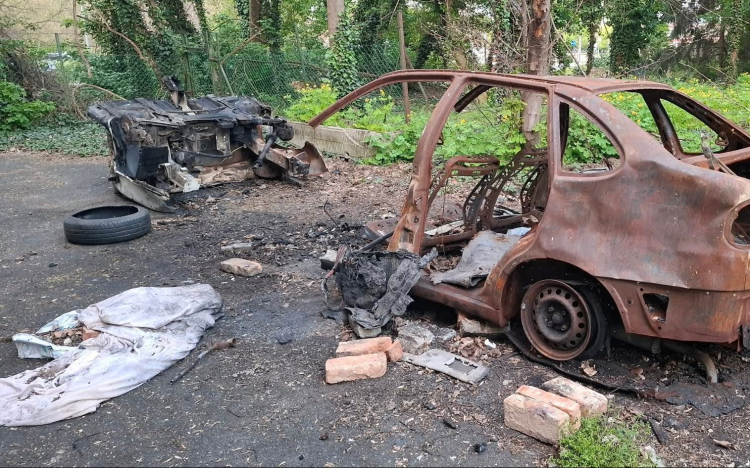 Péntek esti pápai szürreál: Valaki elkezdte szétflexelni az egykori Platán Szálló előtti autóroncsot