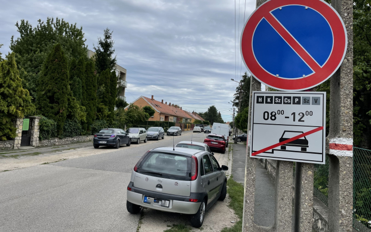 Több, fizető parkolási zónán kívüli utcában várakozni tilos táblák jelentek meg