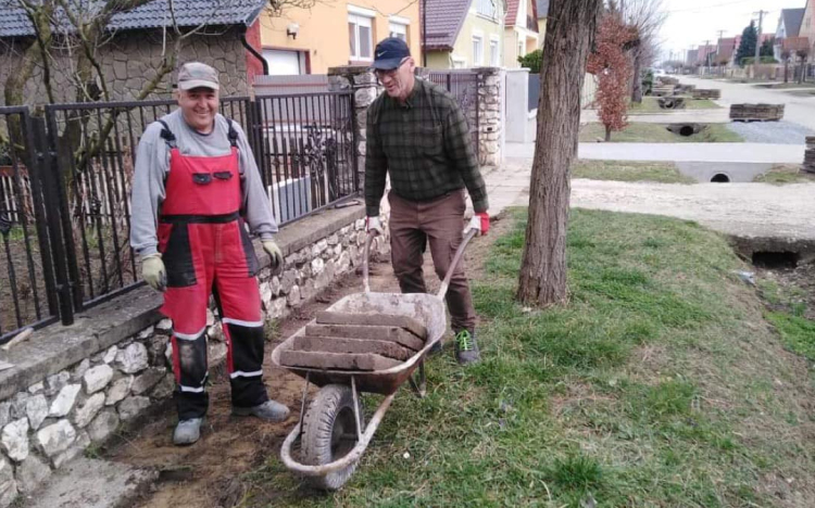 Járdaépítő munkásnak szegődött Áldozó Tamás