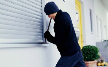 Két ingatlanba is betört 