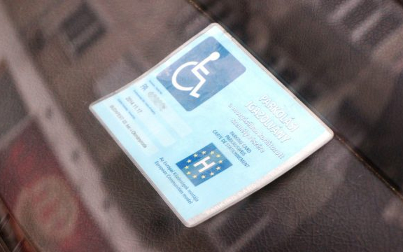 Rokona parkolási engedélyével élt vissza a sofőr, a rendőrök elfogták