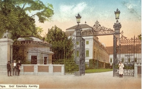 Az oroszok vitték magukkal, vagy a pápai lakosság hordta el az eredeti kastélykaput