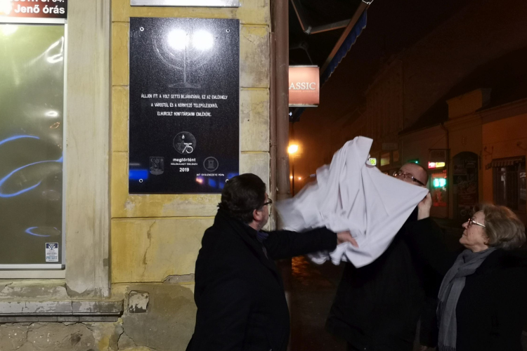 Emléktábla őrzi a Pápáról elhurcolt zsidók emlékét