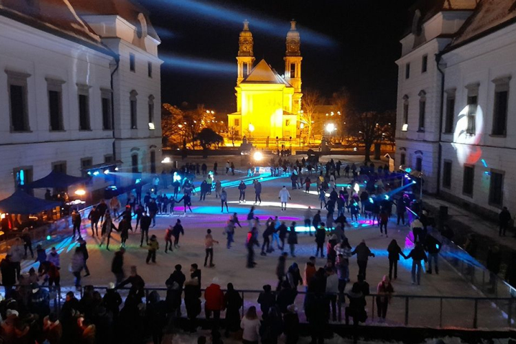 Jégpályát vásárolna Pápa!