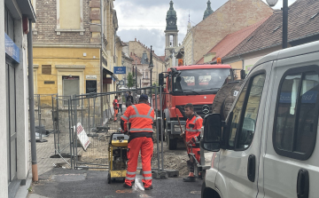 Grőber Attila: Több mint 20 millió forintba került a most felbontásra kerülő, tavaly megépített aszfalt a Kossuth utcán