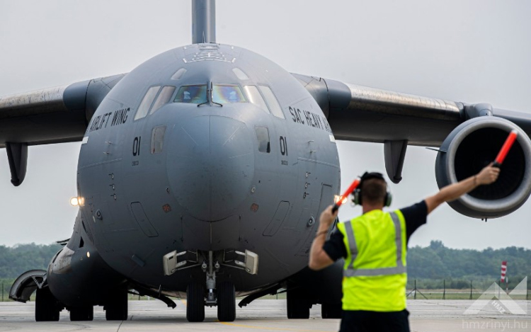 Pápai C-17-es szállított magyar segítséget a tűzvész sújtotta Hawaiira