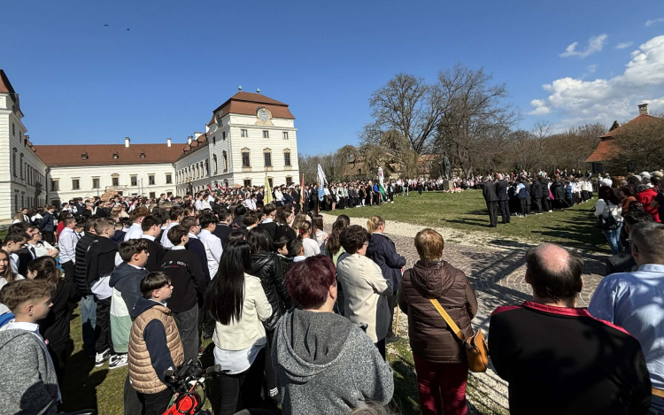 Ezer diák szavalta el a Nemzeti dalt Pápán