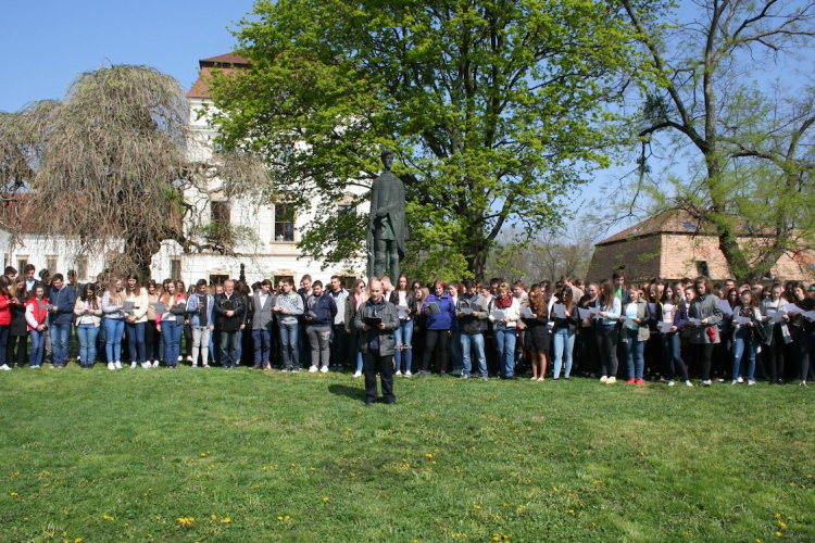 400 diák együtt szavalta Petőfi versét