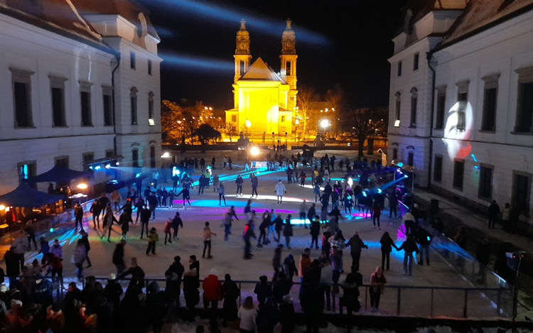 Az ország leghangulatosabb jégpályái közé választották be a pápai koripályát