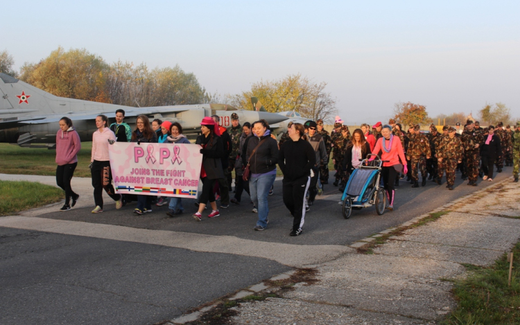 A repülőtéren meneteltek