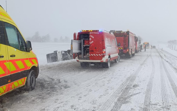 Súlyos közlekedési helyzet Nyugat-Magyarországon a havazás miatt