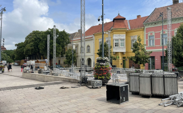 Lázas készülődés a Fő téren - Pénteken kezdődik a Játékfesztivál!