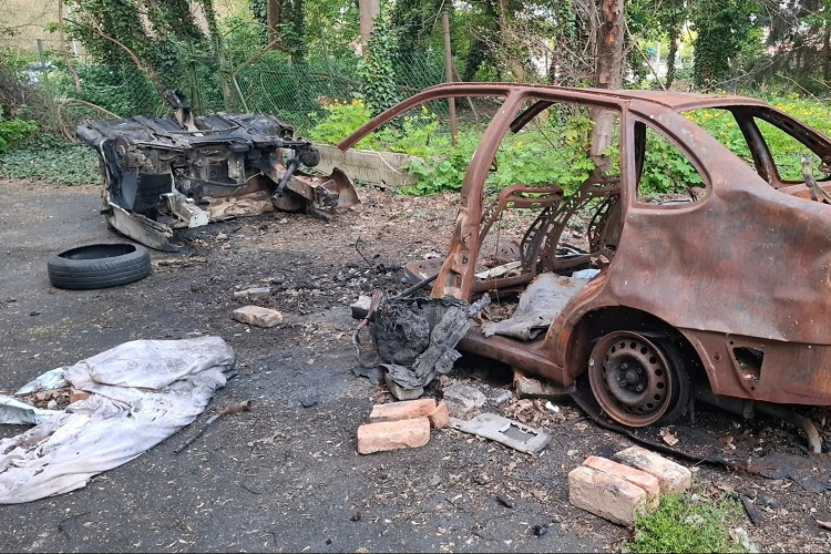 Péntek esti pápai szürreál: Valaki elkezdte szétflexelni az egykori Platán Szálló előtti autóroncsot