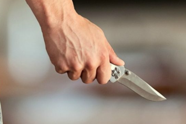 Késsel támadt hozzátartozóira az ittas vádlott, az egyik Pápához közeli faluban