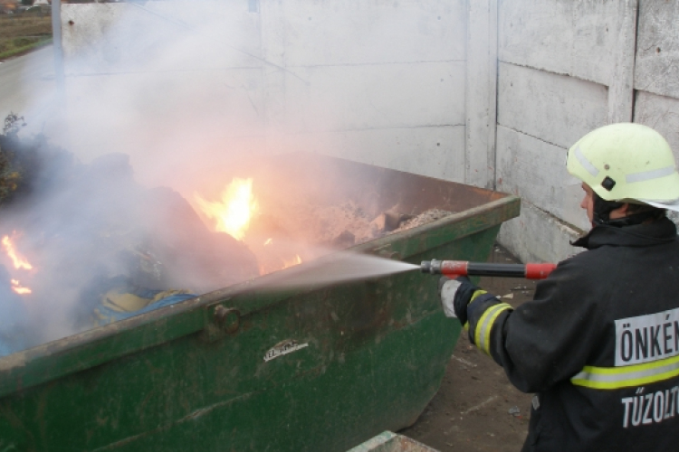 Tujákat és szemeteseket gyújtogatnak Pápán - keresik őket!