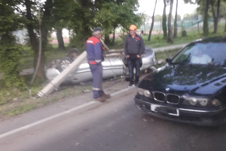 Villanyoszlopnak csapódott egy autó a Várkert úton