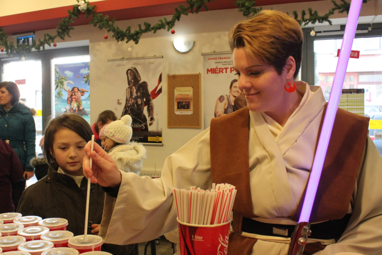 Hátrányos helyzetű gyermekeknek kedveskedtek a pápai mozisok