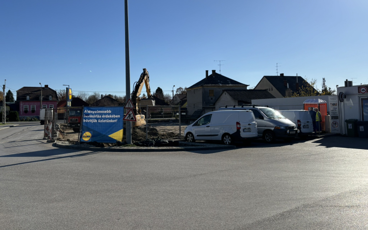 Lázas építkezés a Lidl pápai áruházánál