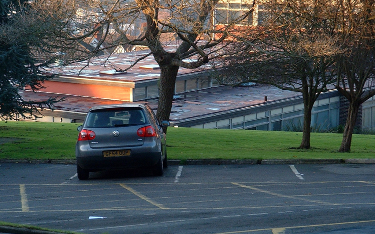 Hogyan védhetjük meg garázs nélkül autónk fényezését?