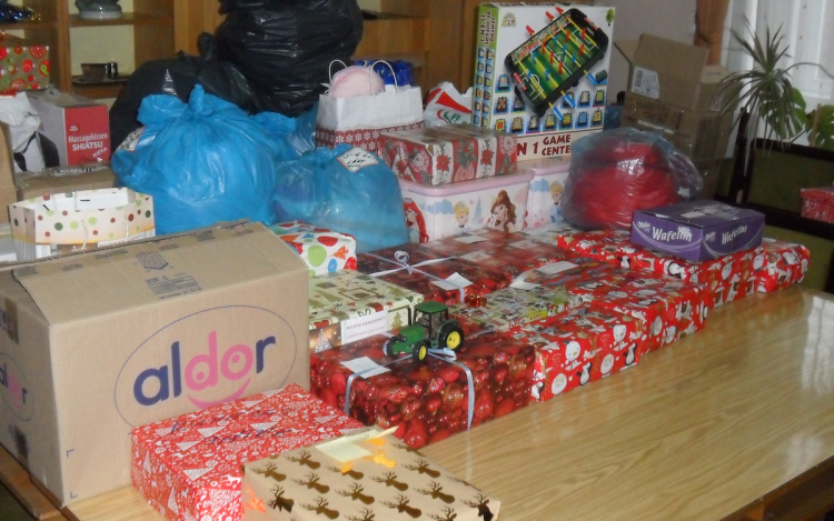 Átadták a mosoly-doboz adományokat