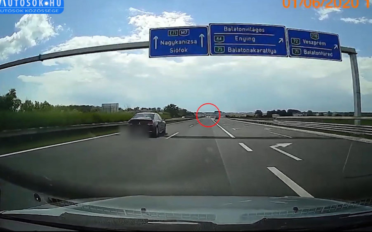 Életveszélyes tolatás az autópályán