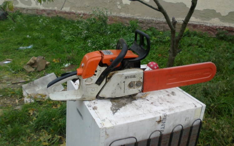 Motorfűrészt lopott 