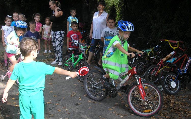 Közlekedj szabályosan! – rendőrök az óvodában