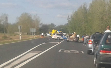 Motoros és személyautó ütközött a 83-ason