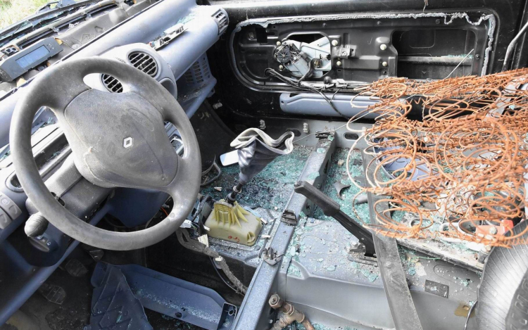 Fejszével bontotta az autót, a nyílt utcán