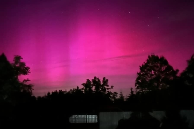 Rózsaszínbe burkolózott a péntek esti égbolt