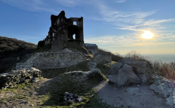 Átadták a megújult somlói várat