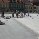 Fugáznak, aszfaltoznak, építik a színpadot a Fő téren