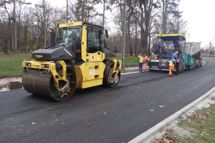 Aszfaltozzák a Várkert utat