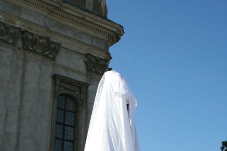 Felavatták a korsós lányt ábrázoló szobrot