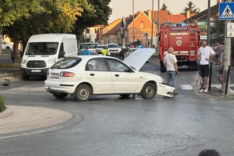 Baleset történt a koronás körforgalomban