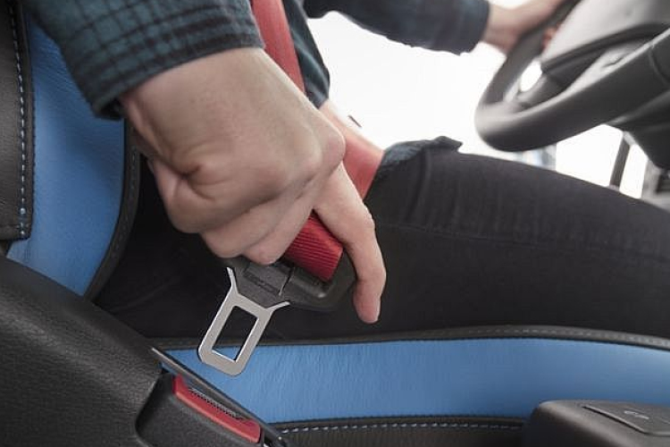 25-en nem csatolták be az övet