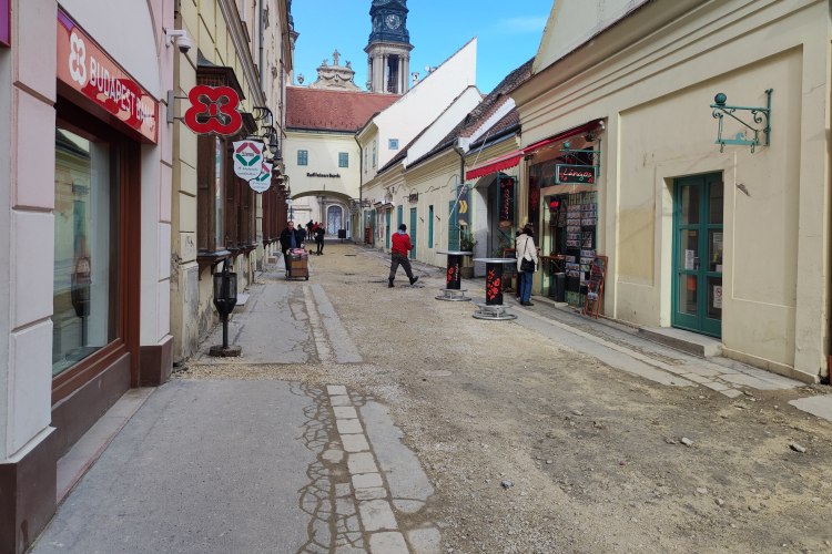 Április elejére készülhet el a Kossuth utca első szakaszának megújítása