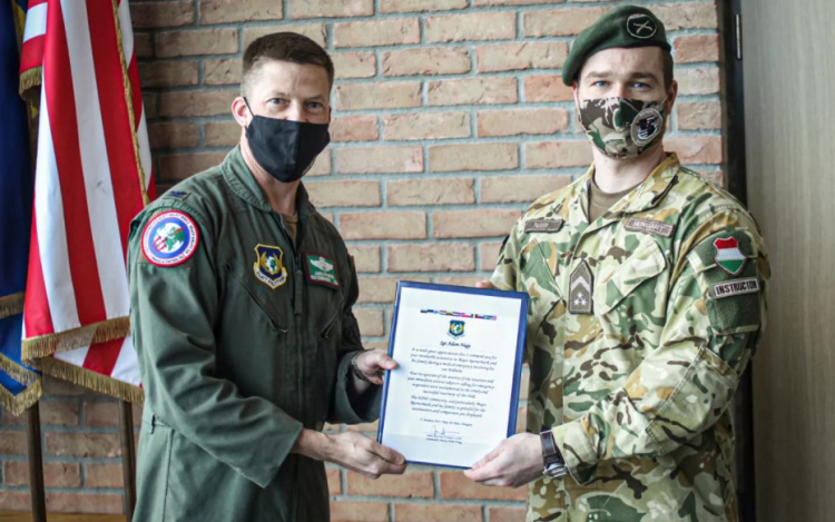 Elismerést kapott a pápai katona, aki egy kisgyermeknek és kétségbeesett édesanyjának segített