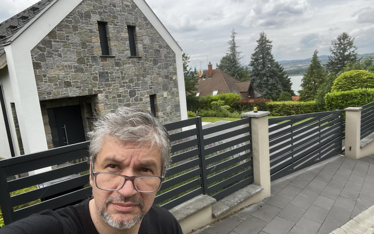 Kontrát Károly tihanyi ingatlanjáról posztolt Hadházy Ákos