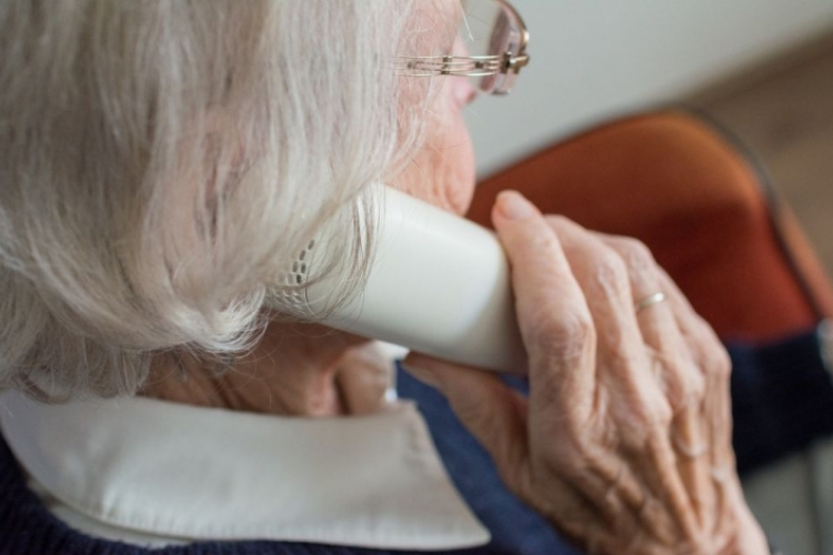 Azt hitte, hogy a fiának segít az idős pápai hölgy 