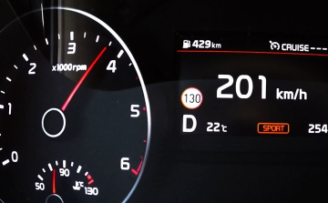 Több mint 200-zal hajtott a pápai elkerülőn!