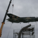 MiG-21 Emlékmű - Pápa - A gép emelése