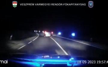 Drámai autós üldözés - Farkasgyepűnél a rendőrautónak is nekihajtott az ámokfutó